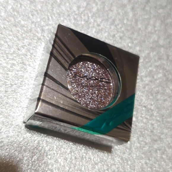 ❇️🧚‍♀️JOY TO MAC RARE Cosmetics Shiny Pretty Eyeshadow NWT - Picture 6 of 8
